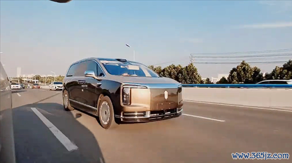 百万价位MPV！尊界V800实车曝光：车头纷乱车标极其注释